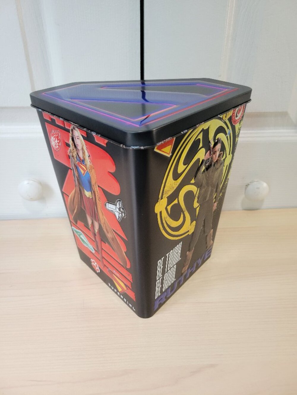 DC Studios SUPERGIRL Movie 130oz S-Shield Shaped Popcorn Tin Bucket & Lid NEW